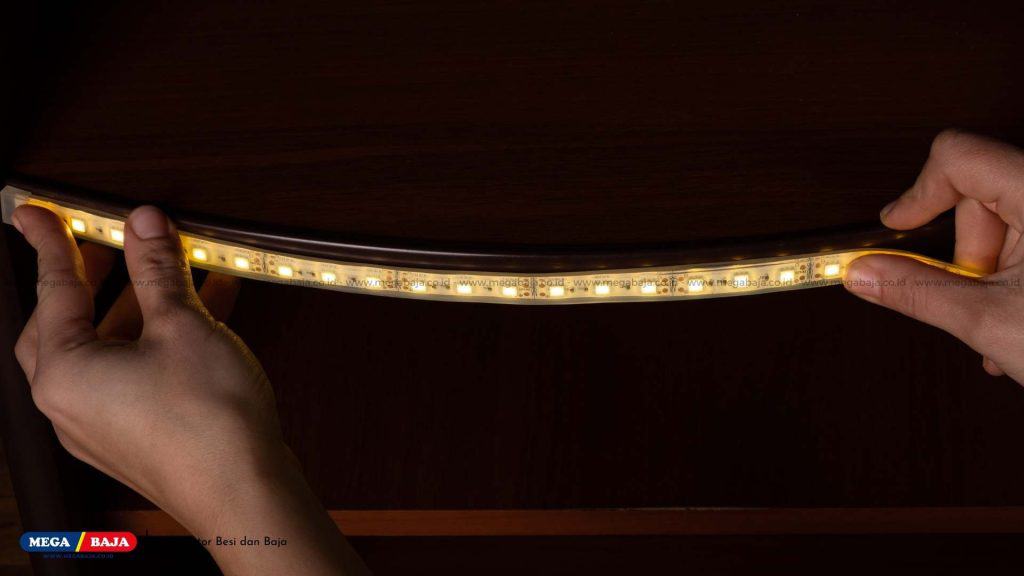 Pasang Lampu LED Strip di Plafon