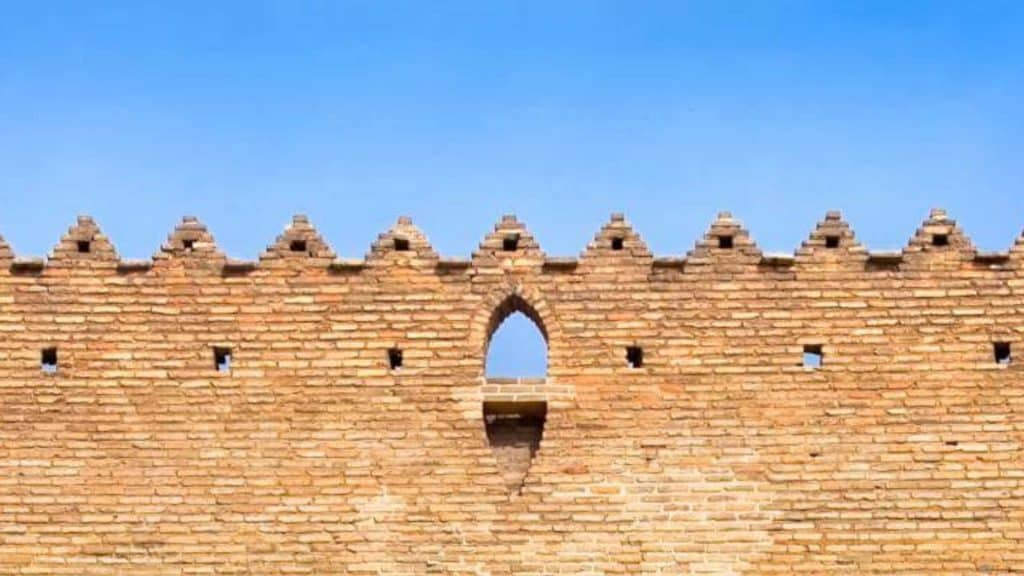 Dinding Parapet dengan Benteng