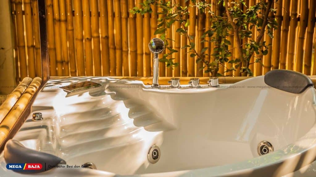 Kamar Mandi Outdoor dengan Bambu