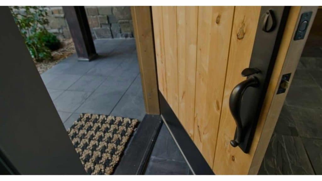 Cara Memasang Kick Plate pada Pintu
