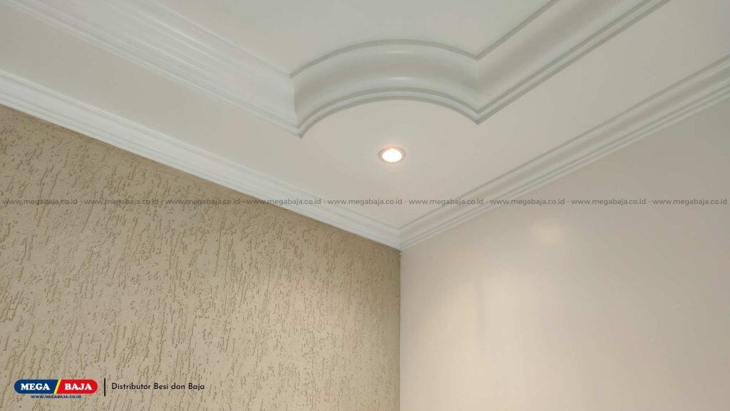 Dinding Beige dengan Plafon Putih