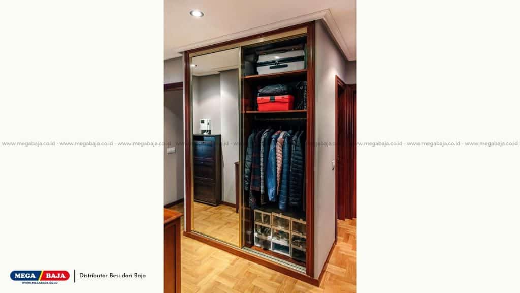 Perbandingan Lemari Tanam dan Standing