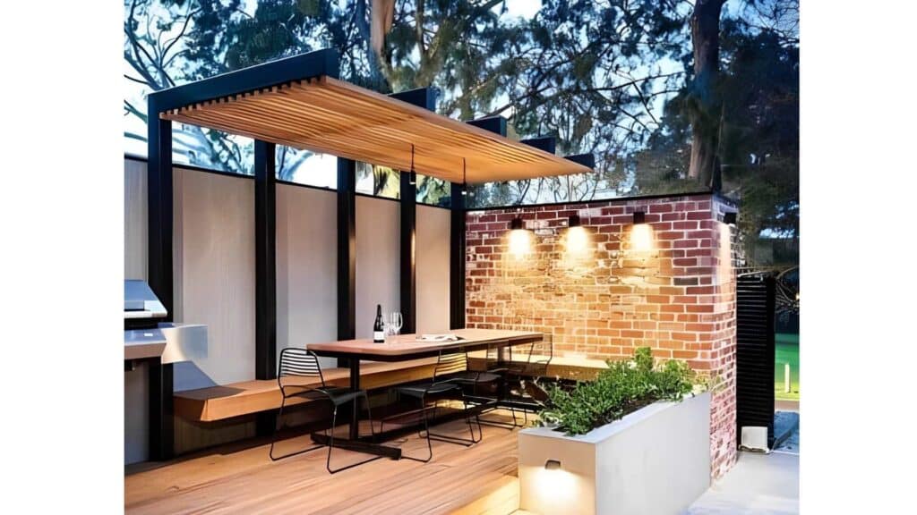 Teras Industrial dengan Atap Kombinasi Baja Ringan dan Kayu