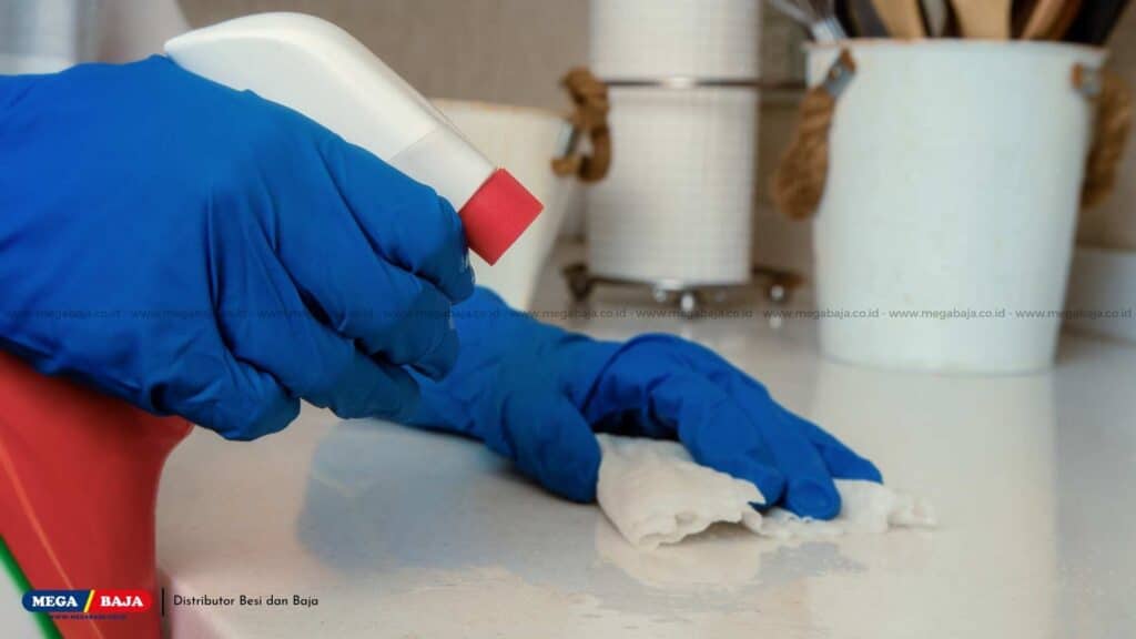 Bersihkan Kotoran Ringan dari Permukaan Meja Marmer