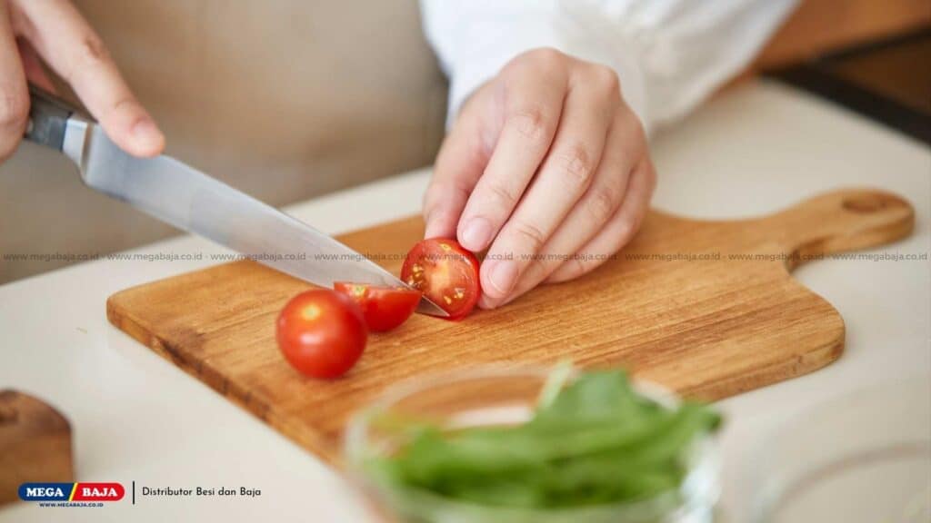 Hindari Memotong Langsung di Atas Meja Marmer