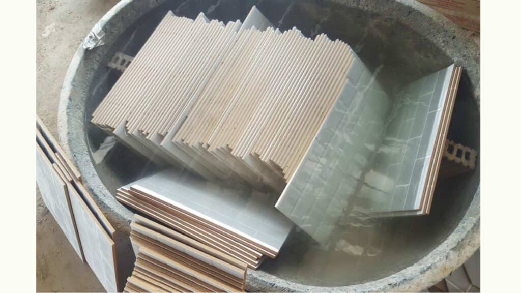 Mengapa Keramik Perlu Direndam Sebelum Dipasang?