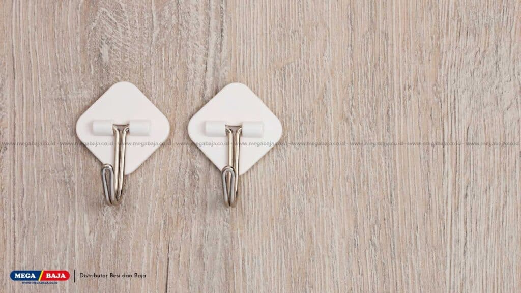 Menggunakan Kait dan Paku Berperekat