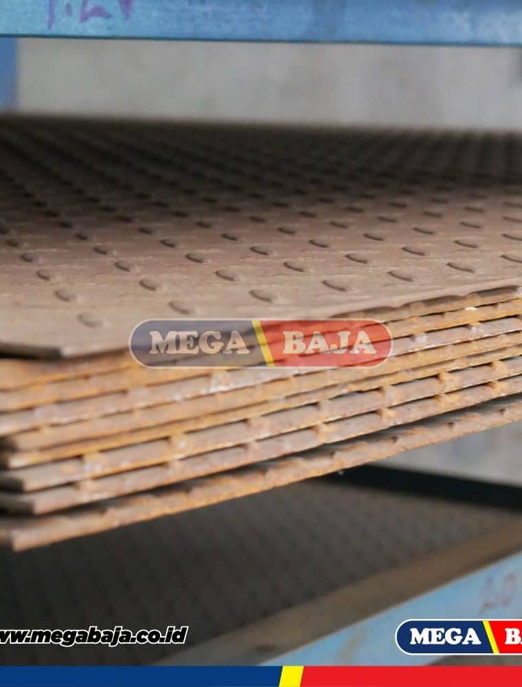 PLAT BORDES 1,20 M X 2,40 M - 5,70 mm