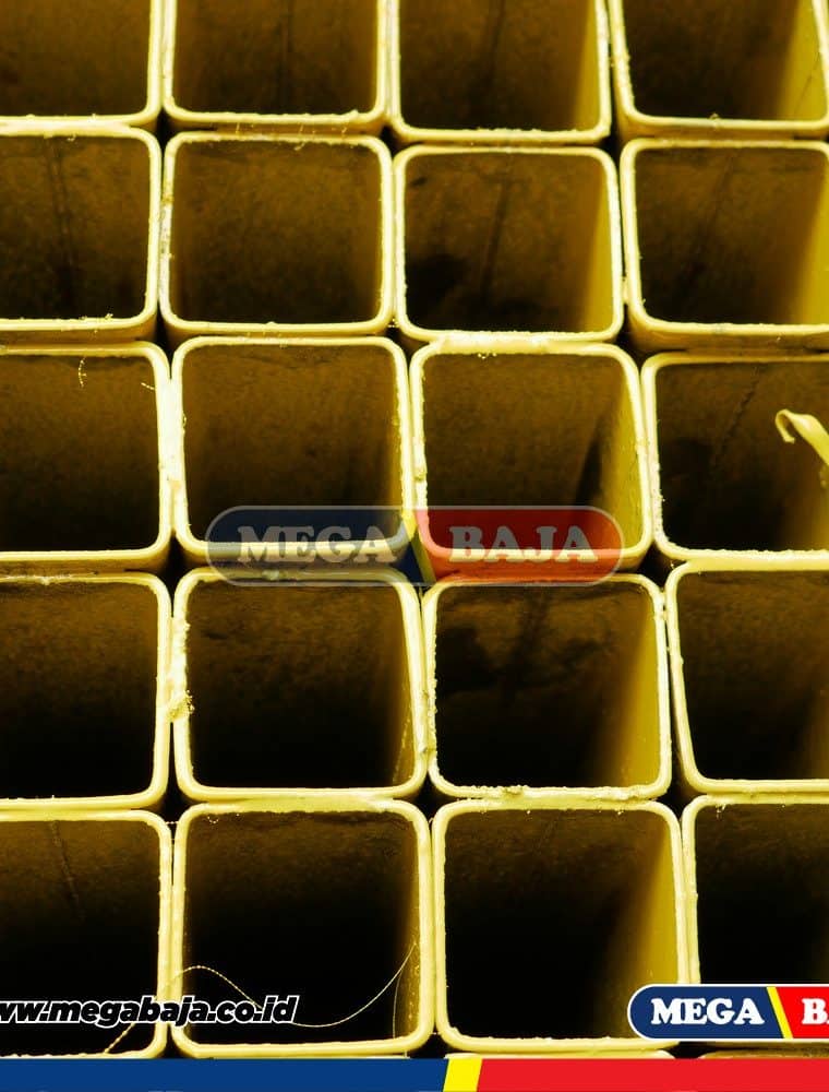 Hollo Hitam 200 mm X 200 mm X 6.000 mm - 3,70 mm